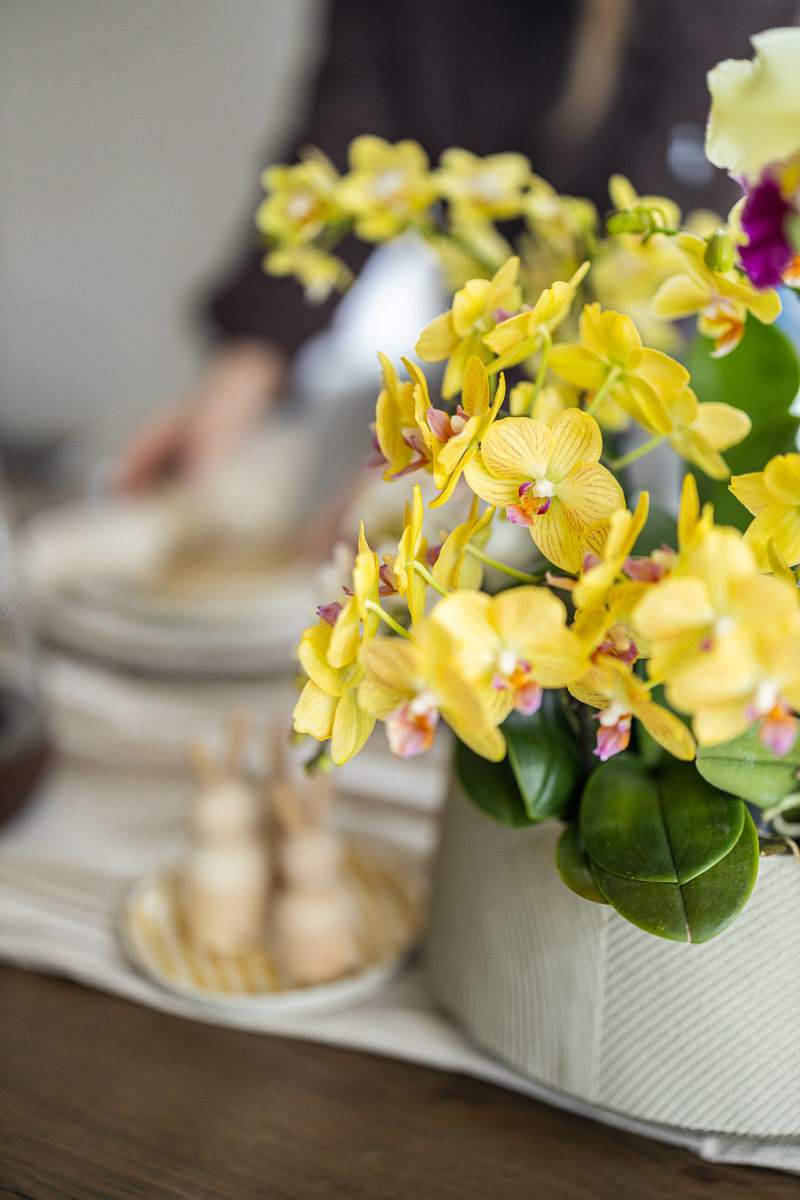 Een zomerse tafelsetting met orchideeën