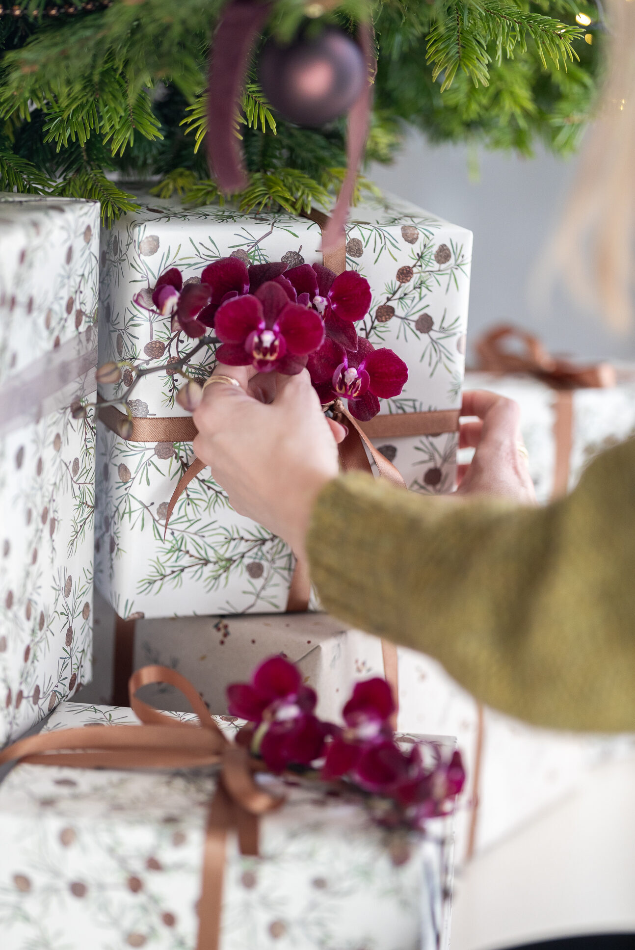 Kerst cadeauverpakking met orchideeën