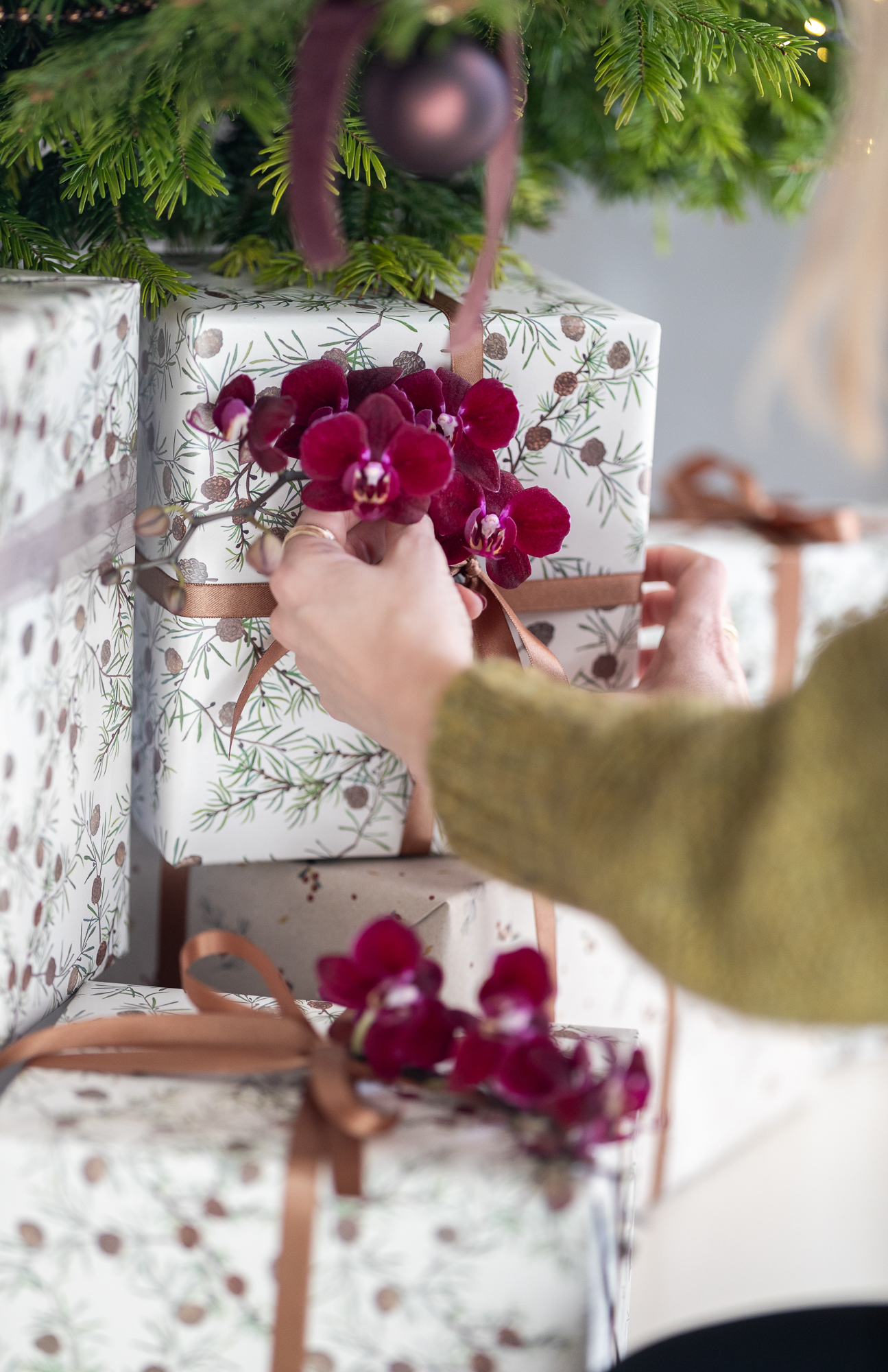 Kerst cadeauverpakking met orchideeën