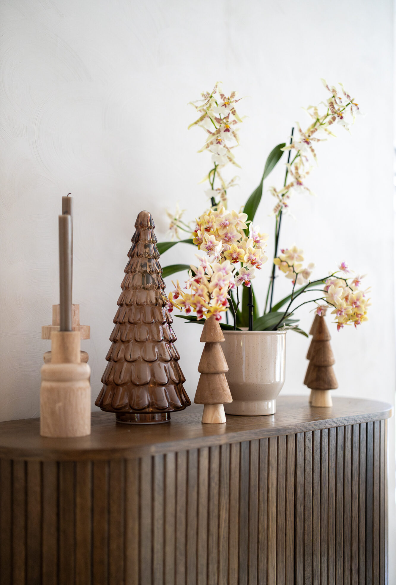 3 Möglichkeiten, eine Kommode mit Orchideen zu dekorieren